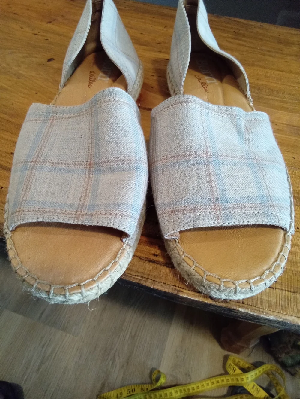 Born Seak Size 9 Beige Plaid Espadrille Sandals No Heel, Open Toe Slingback